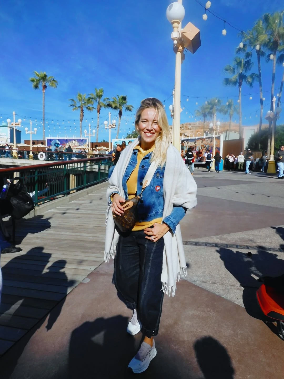 Luisana Lopilato usó un look urbano y canchero. Fotos: IG. 