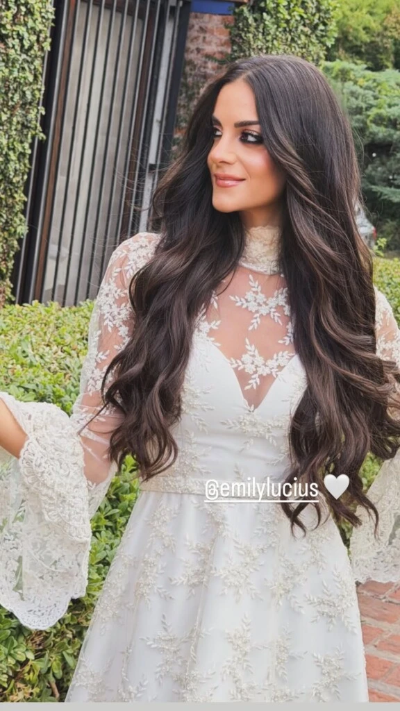 Emily apostó por un estilismo clásico. Foto: IG. 