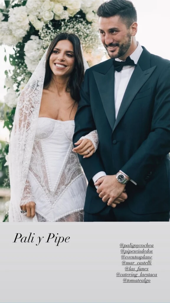 El look de la novia tuvo un diseño con corset y encaje. 