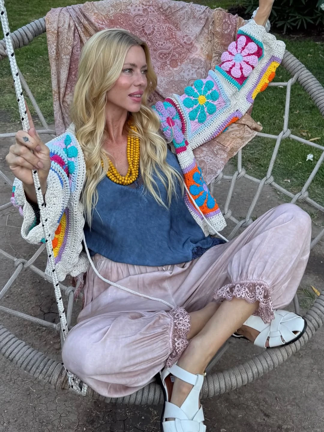 Nicole Neumann adelanta los looks de entretiempo con el estilo boho chic como protagonista
