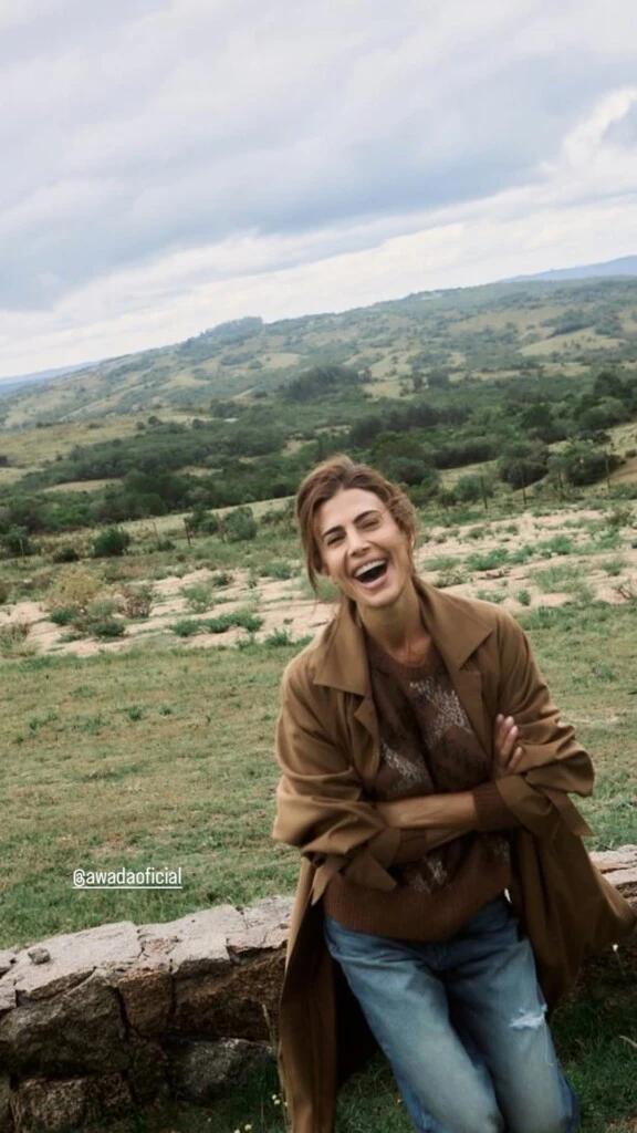 Juliana Awada eligió un look con tonos tierra. Fotos: IG.