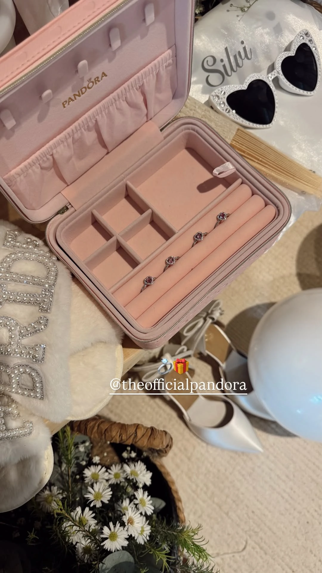 Emily obsequió joyería de Pandora para sus damas. 