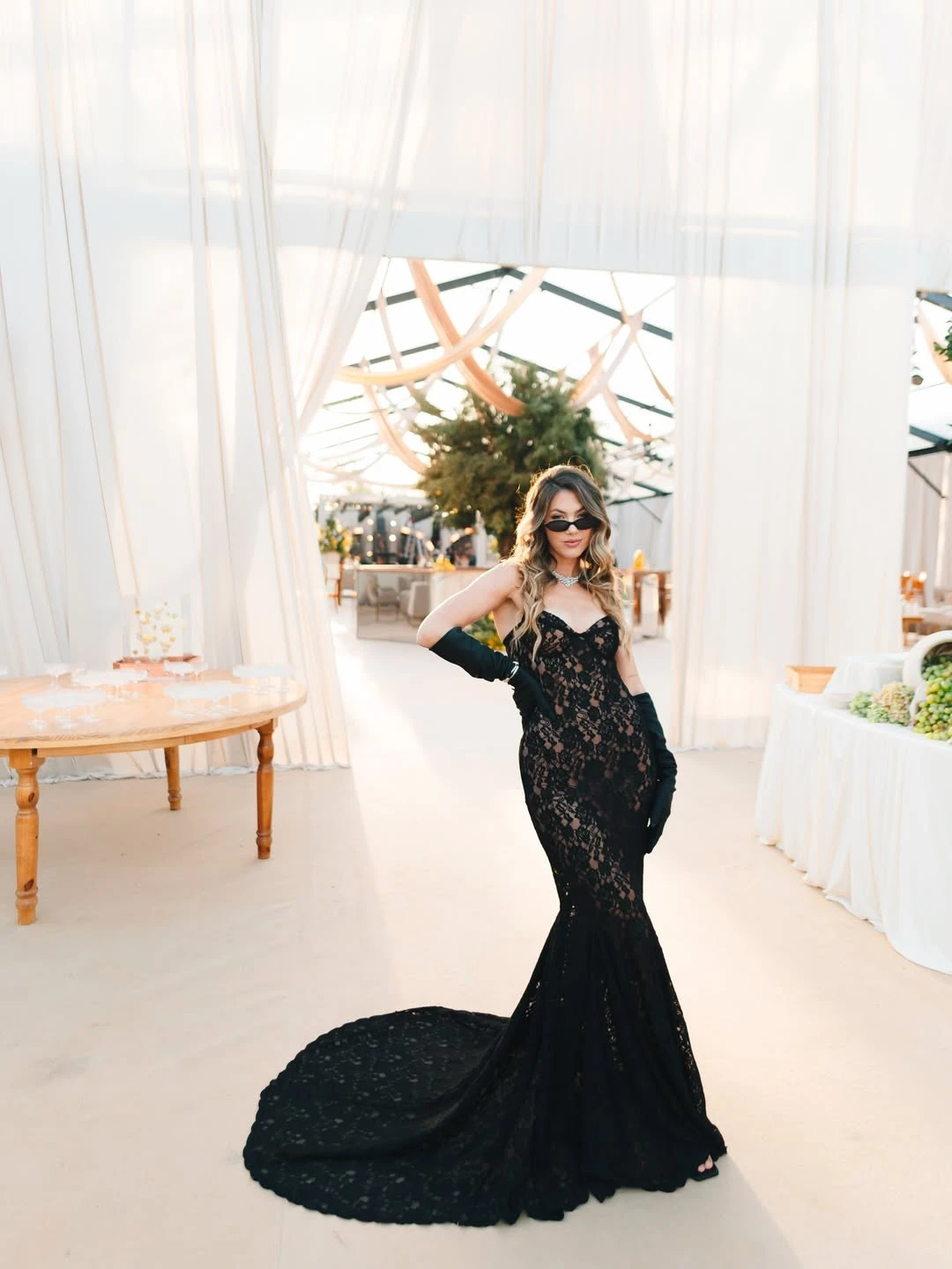 La influencer lució un diseño negro de encaje con guantes. 