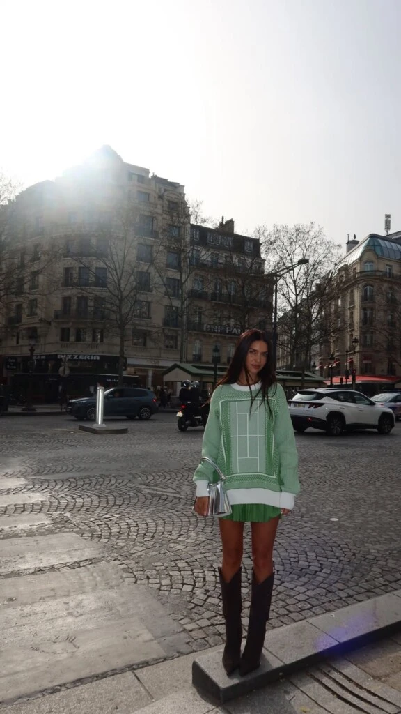 Para la ocasión, eligió un sweater oversized verde con estampas cuadriculadas blancas y lo combinó con una remera blanca extra large que dejó ver mangas y largo, aportando un efecto en capas muy actual.