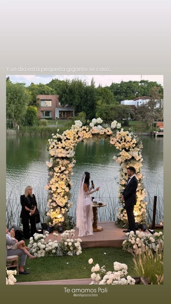Los novios dijeron sus votos frente a las aguas de Nordelta. Fotos: IG. 