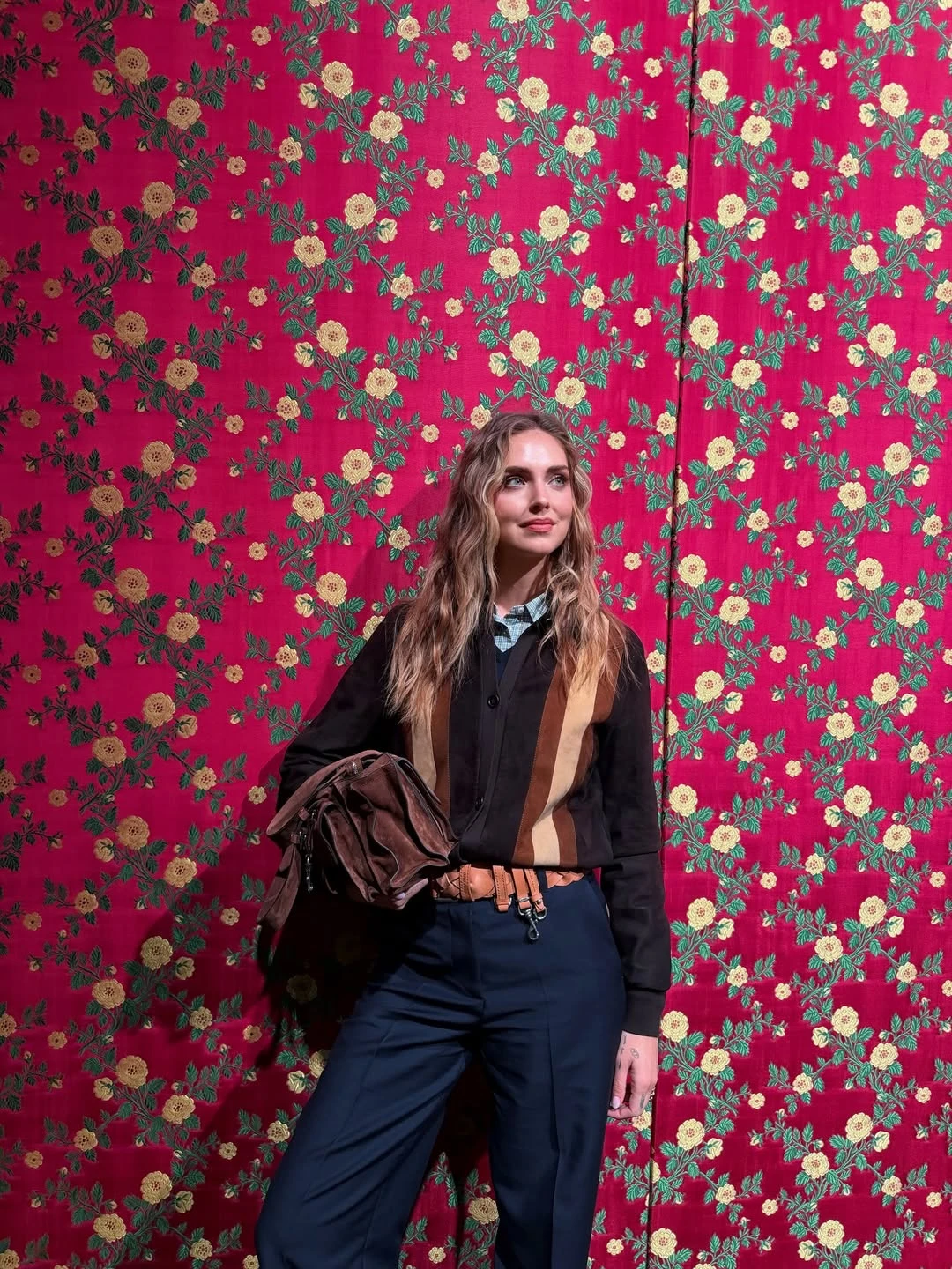 La modelo llevó un conjunto en colores tierra. Fotos: IG. 