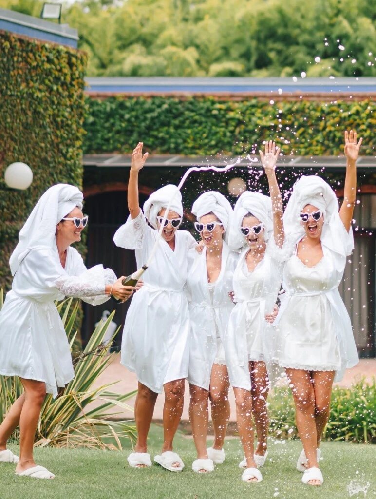 Emily Lucius junto a sus damas de honor. Fotos: IG. 