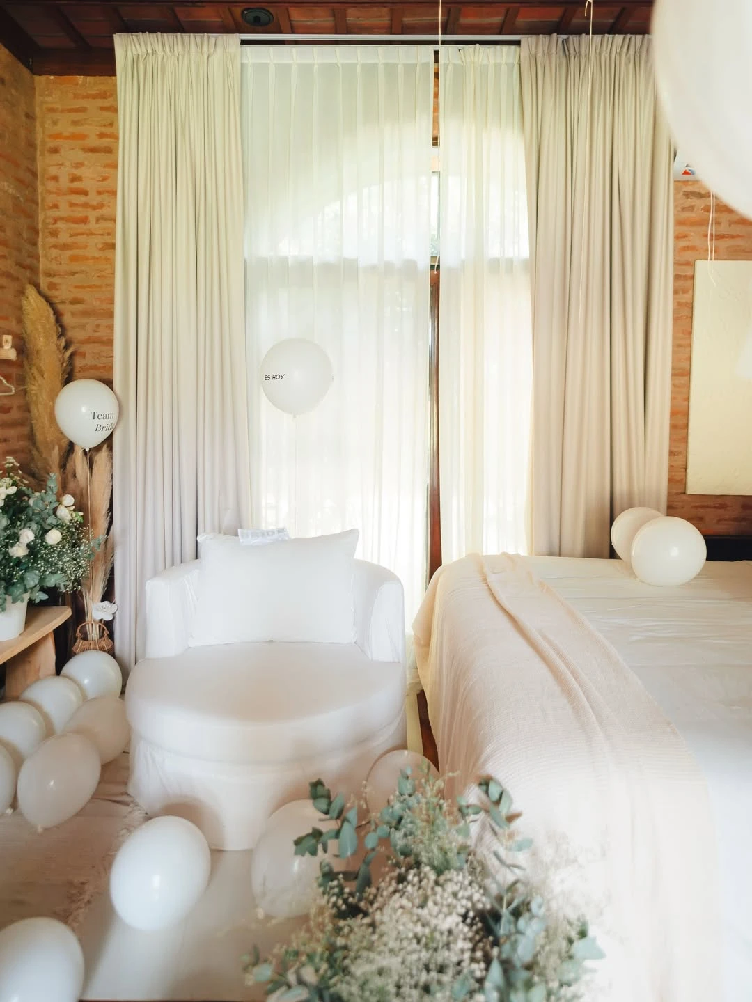 La decoración incluyó globos blancos y arreglos florales. 