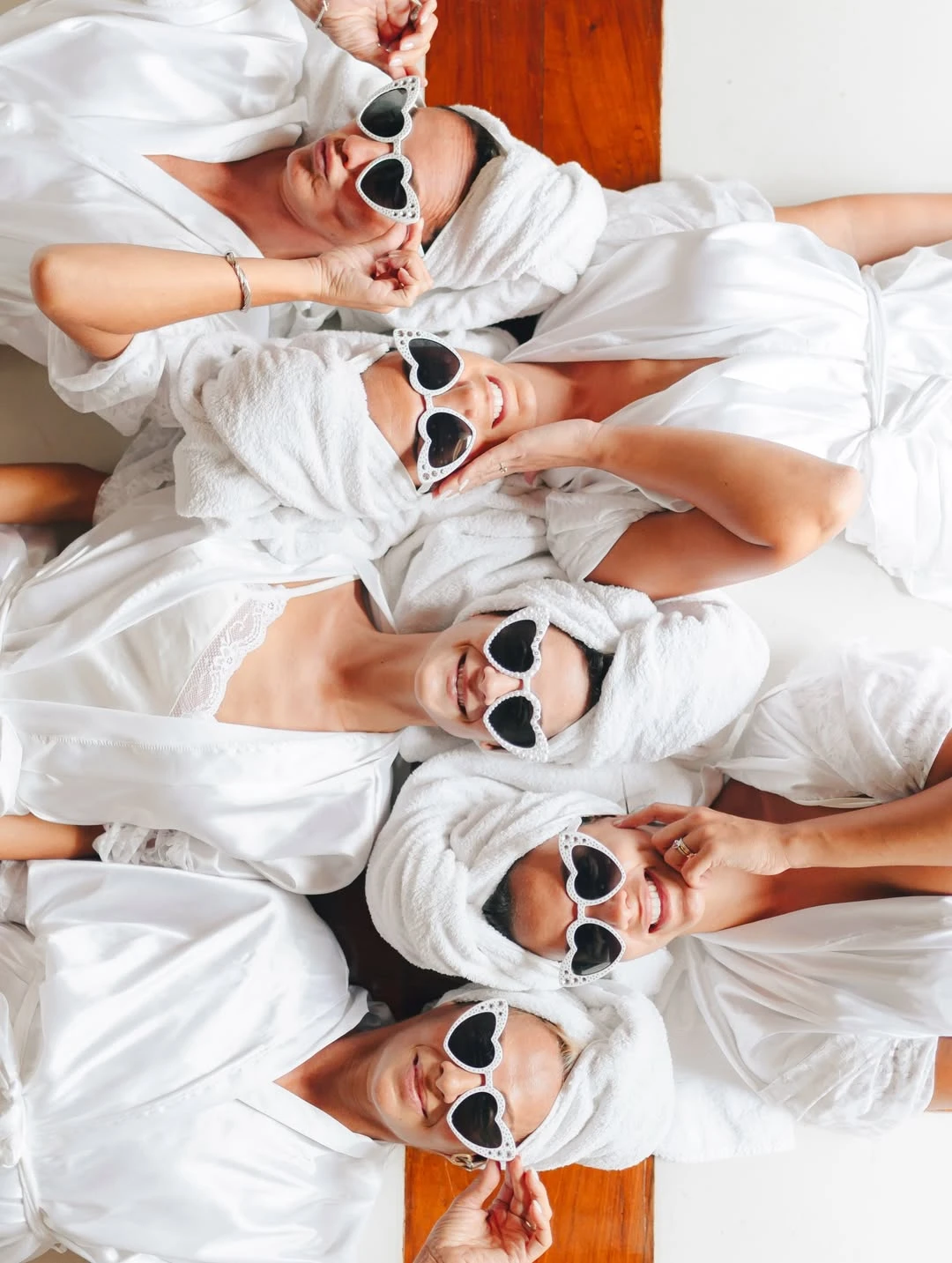 El squad bride posando para las fotos. 