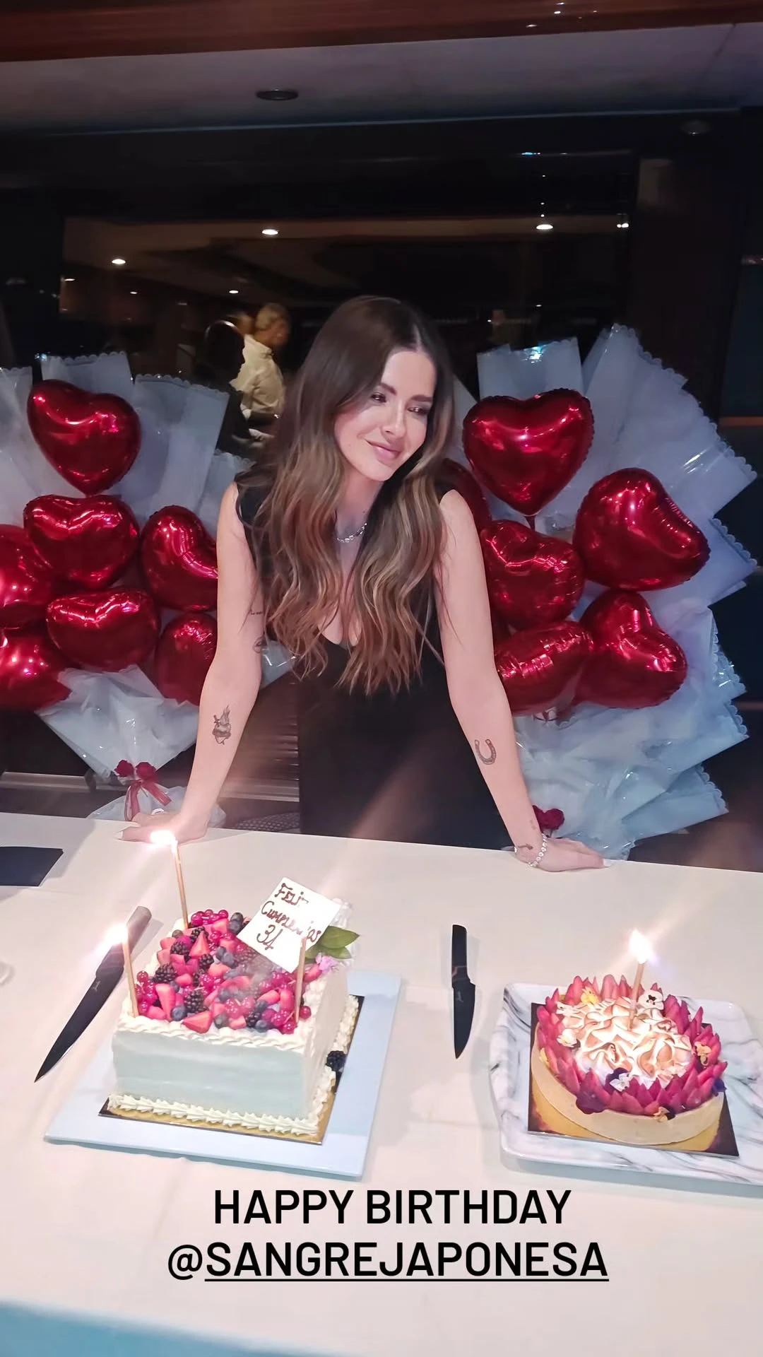 La China Suárez comenzó su cumple con globos y torta de frutillas y frutos rojos. Fotos: IG. 