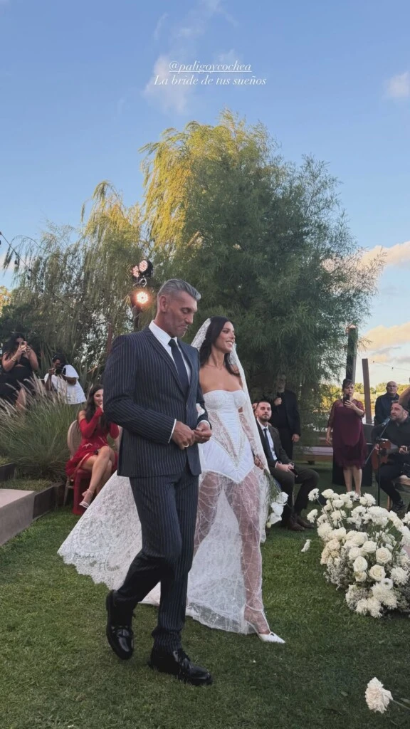 Paloma ingresando al altar con su padre Sergio Goycochea. 