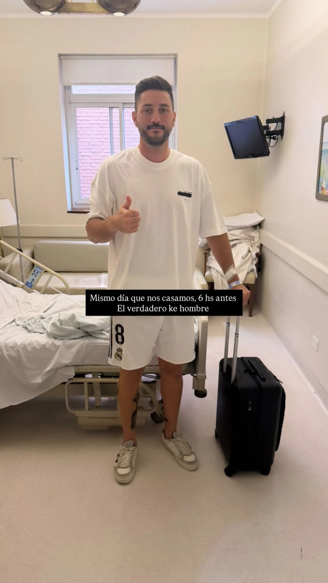 La influencer reveló que el hombre había sido operado la noche anterior. Fotos: IG. 