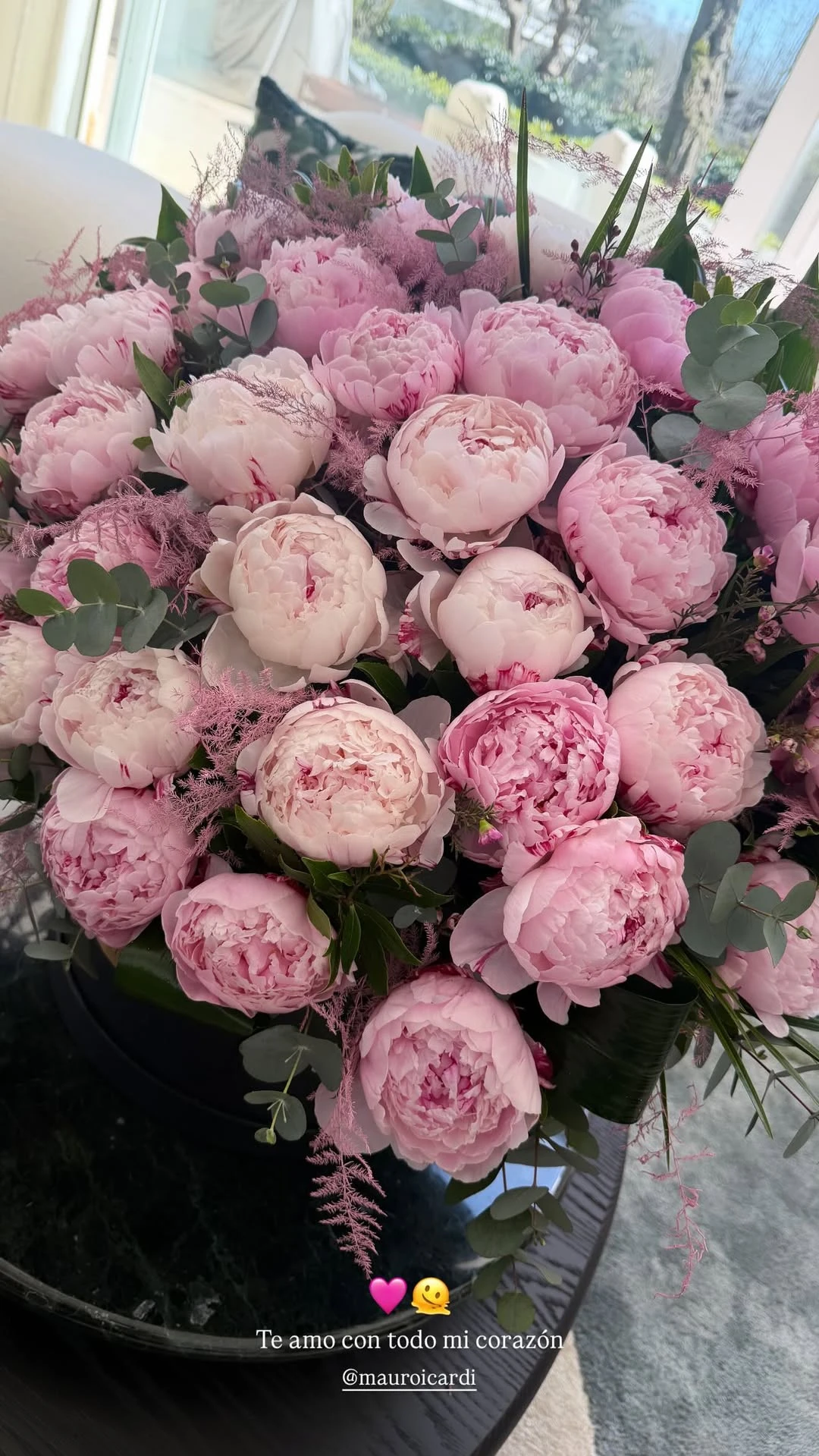 El romántico regalo de Mauro Icardi a China Suárez por el Día de la Mujer: un enorme ramo de peonías rosadas
