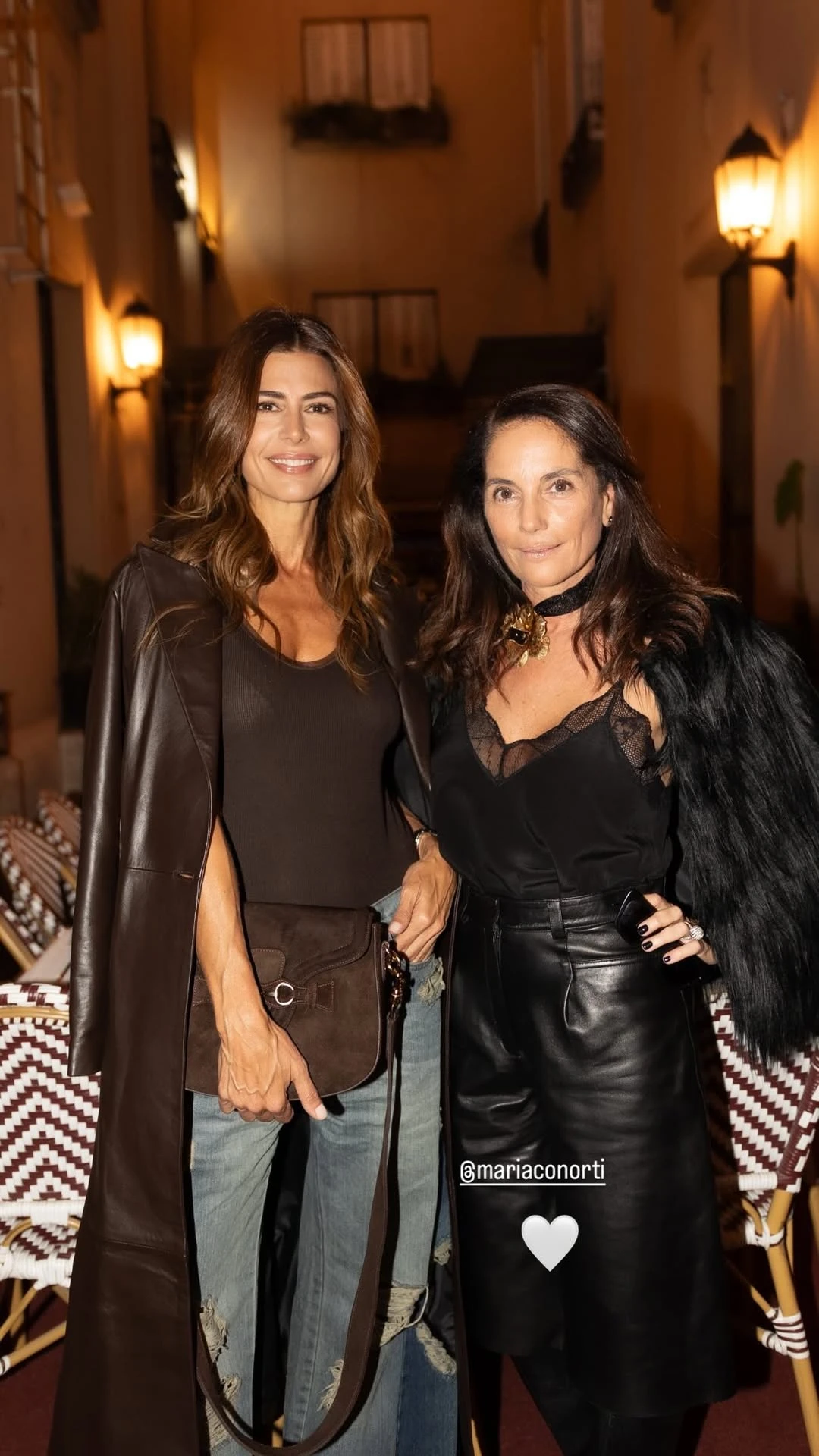 El look casual de Juliana Awada: cuero, denim y básicos atemporales