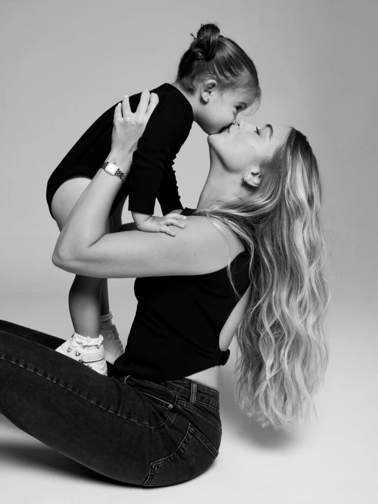 En las imágenes en blanco y negro se puede ver a la empresaria sosteniendo a Olivia mientras le da un beso. 