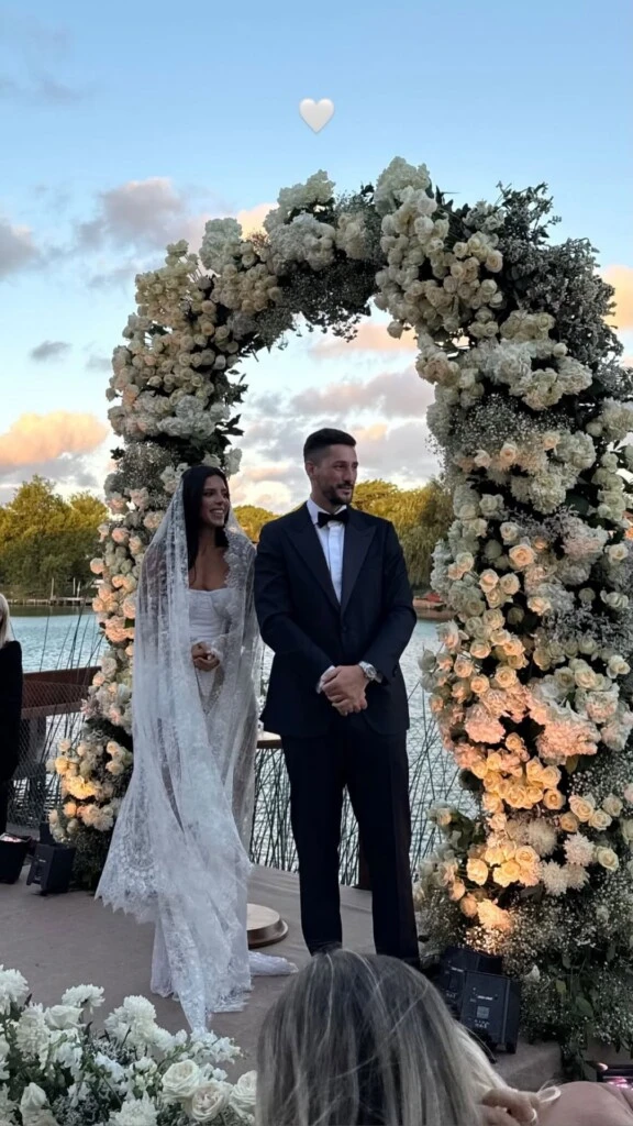 El altar estuvo decorado por un arco rodeado de flores blancas. 