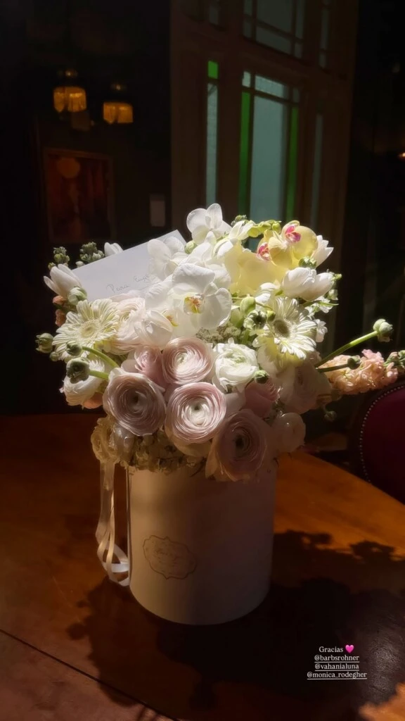 También mostró un delicado ramo de flores blancas y rosadas que recibió durante la velada.