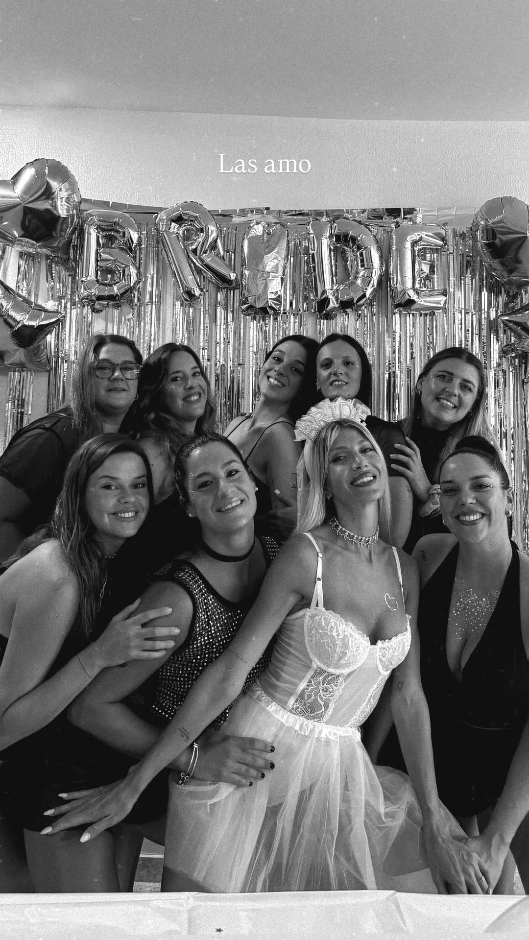 Las amigas de la influencer le organizaron una fiesta post casamiento. Fotos: IG. 