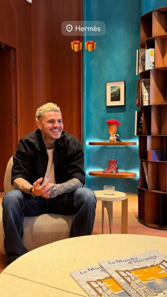  En uno de los momentos del día, Icardi llevó a su pareja a una tienda de Hermès, la reconocida marroquinería italiana, donde todo apuntó a que la sorprendió con otro regalo especial.
