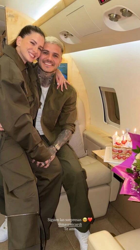 Tanto Icardi como la China eligieron chaquetas y pantalones tipo cargo en el mismo tono, logrando un efecto monocromático moderno y equilibrado.