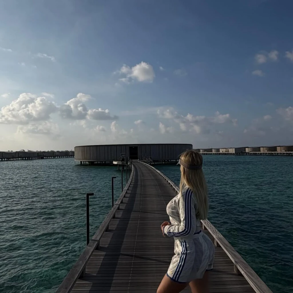 Otro de los looks que destacó fue un conjunto deportivo de Adidas con rayas grises y blancas y las clásicas tiras azules de la marca. 