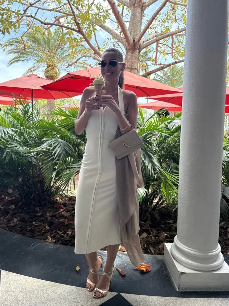 La pieza protagonista fue un vestido midi color crema de líneas depuradas.