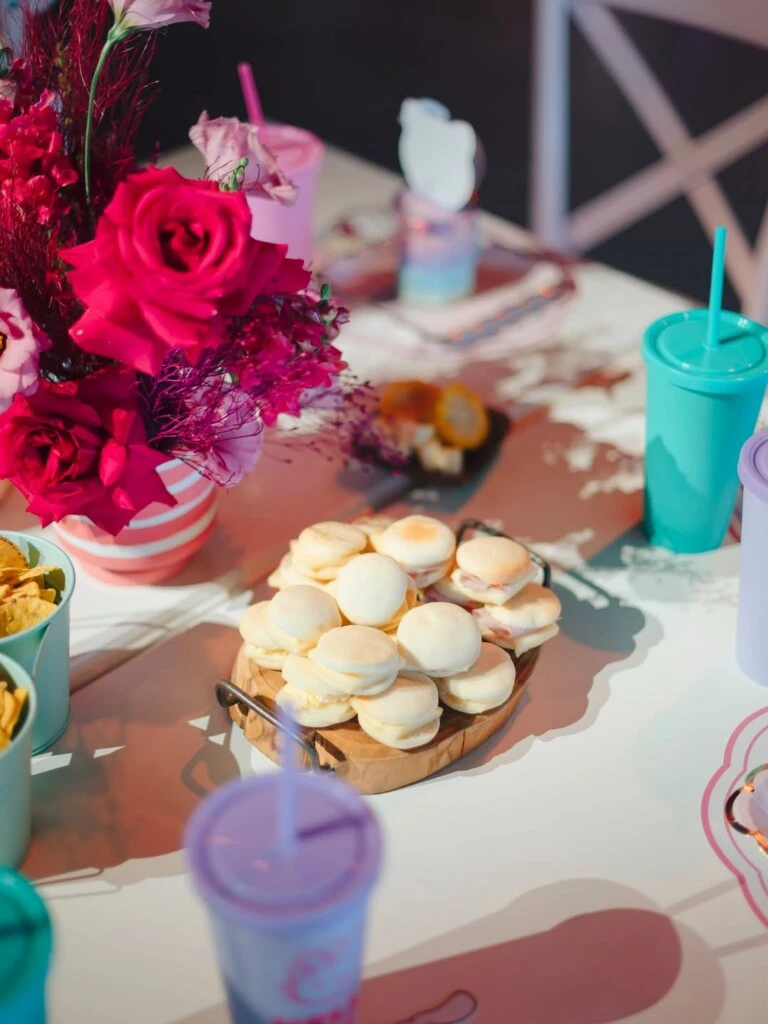 “Festejamos el cumple número 7 de Roma y como todos los años , lo hicieron posible los mejores! 🩷 Gracias tmb a los amigos de Moma y la familia que disfrutaron tanto como ella! 🩷 Fue una tarde soñada! 🩷”.