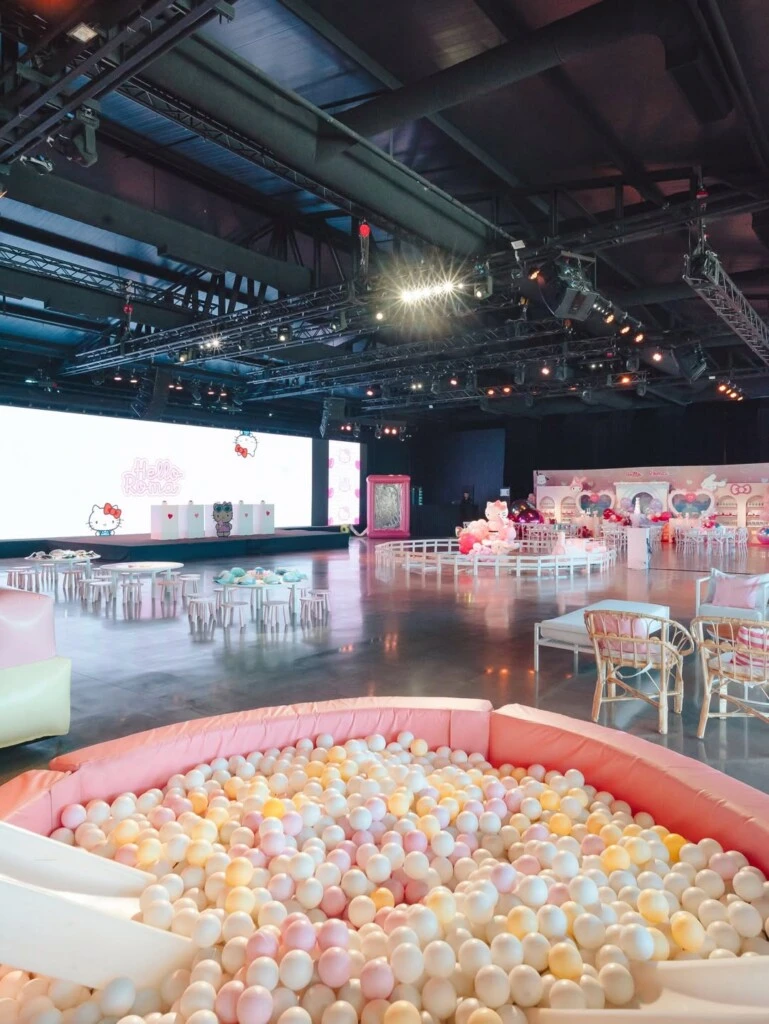 El festejo se realizó en un amplio salón especialmente ambientado para la ocasión. 