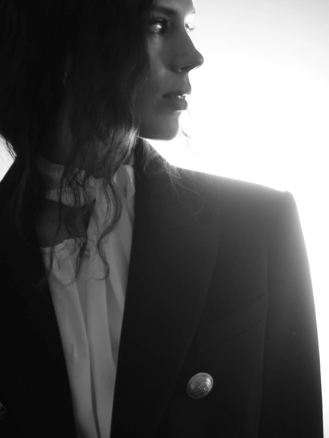 Delfi Chaves marca tendencia en el estreno de "Máxima" con un look de inspiración militar y romántica