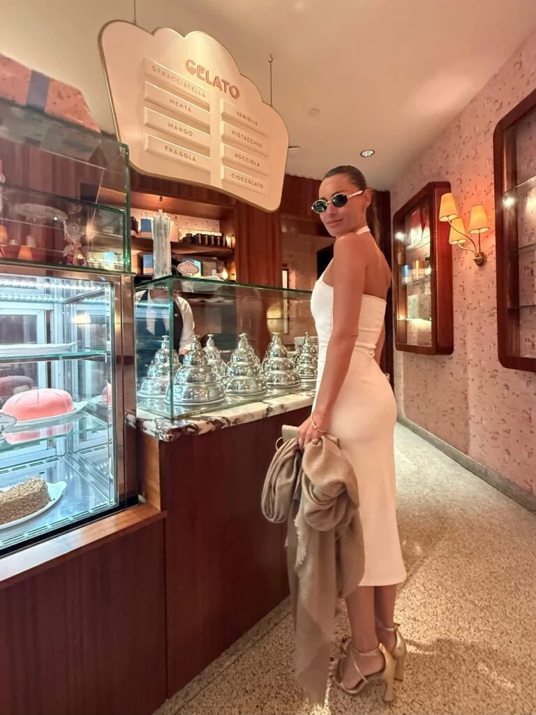 Para acompañar el vestido, Pampita eligió accesorios que mantuvieron una lógica estética equilibrada, con tonos neutros y texturas suaves para que no compitan con la prenda principal.