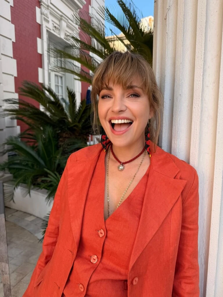 Fonzi sumó unos aros artesanales haciendo juego. Fotos: IG. 