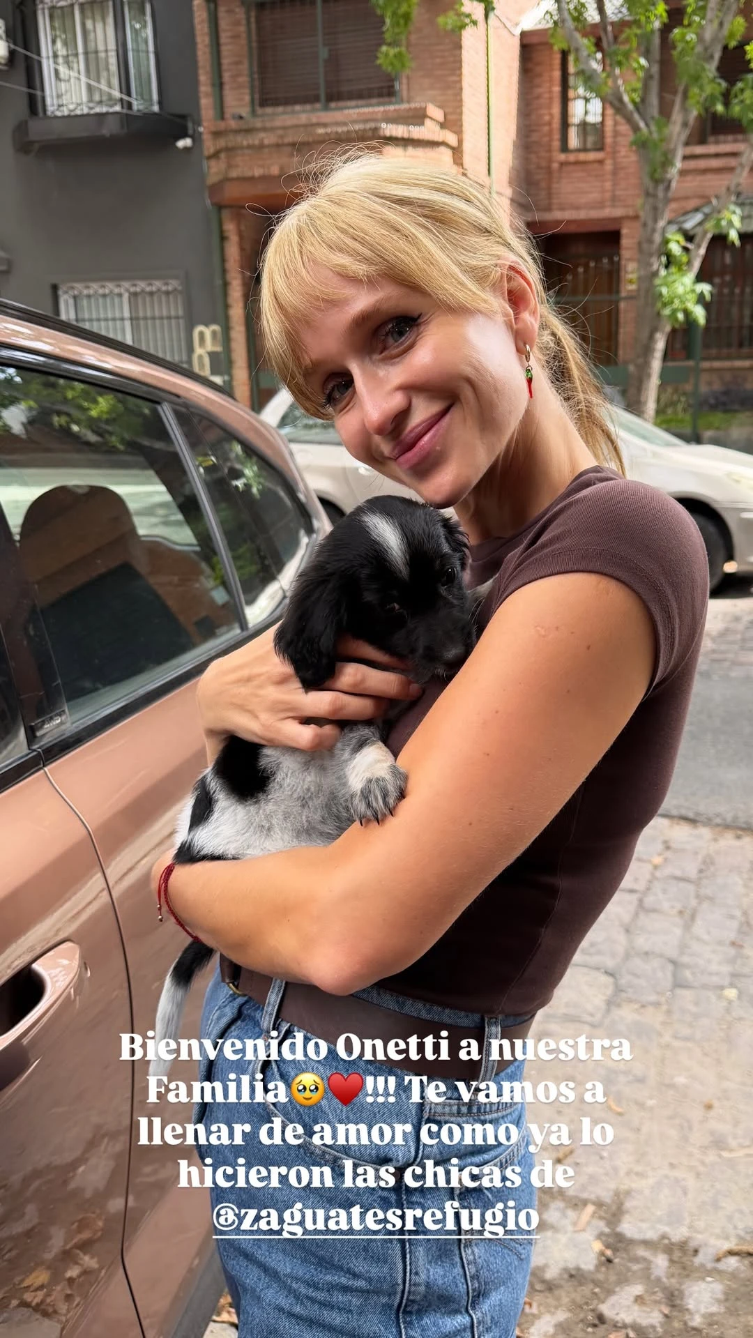 Brenda Gandini presentó a su nueva mascota Onetti: “Bienvenido a nuestras vidas”