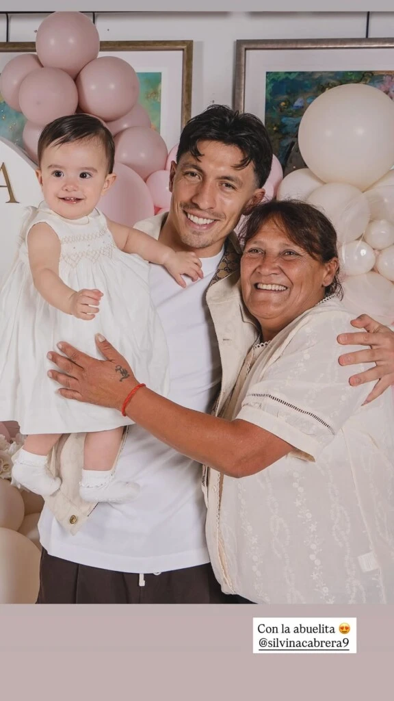 Aurora junto a su abuela Silvina.