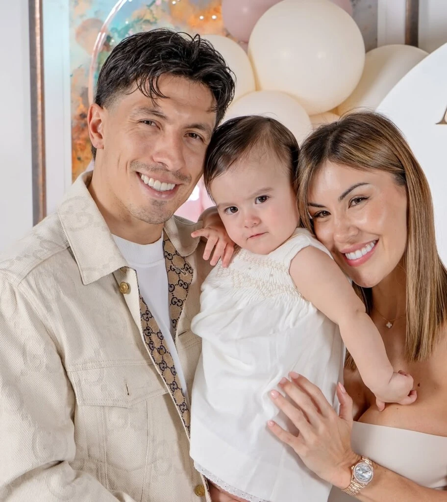 Para la ocasión, Aurora lució un look full white compuesto por un vestido sin mangas con delicados detalles dorados en la zona del torso, acompañado por medias y zapatitos a tono.