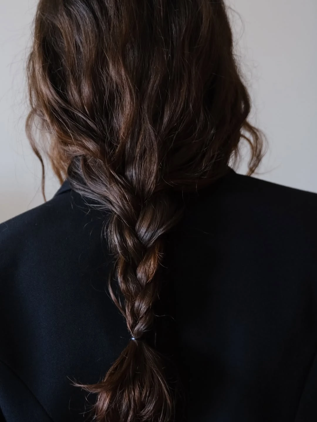 Delfi Chaves marca tendencia en el estreno de "Máxima" con un look de inspiración militar y romántica