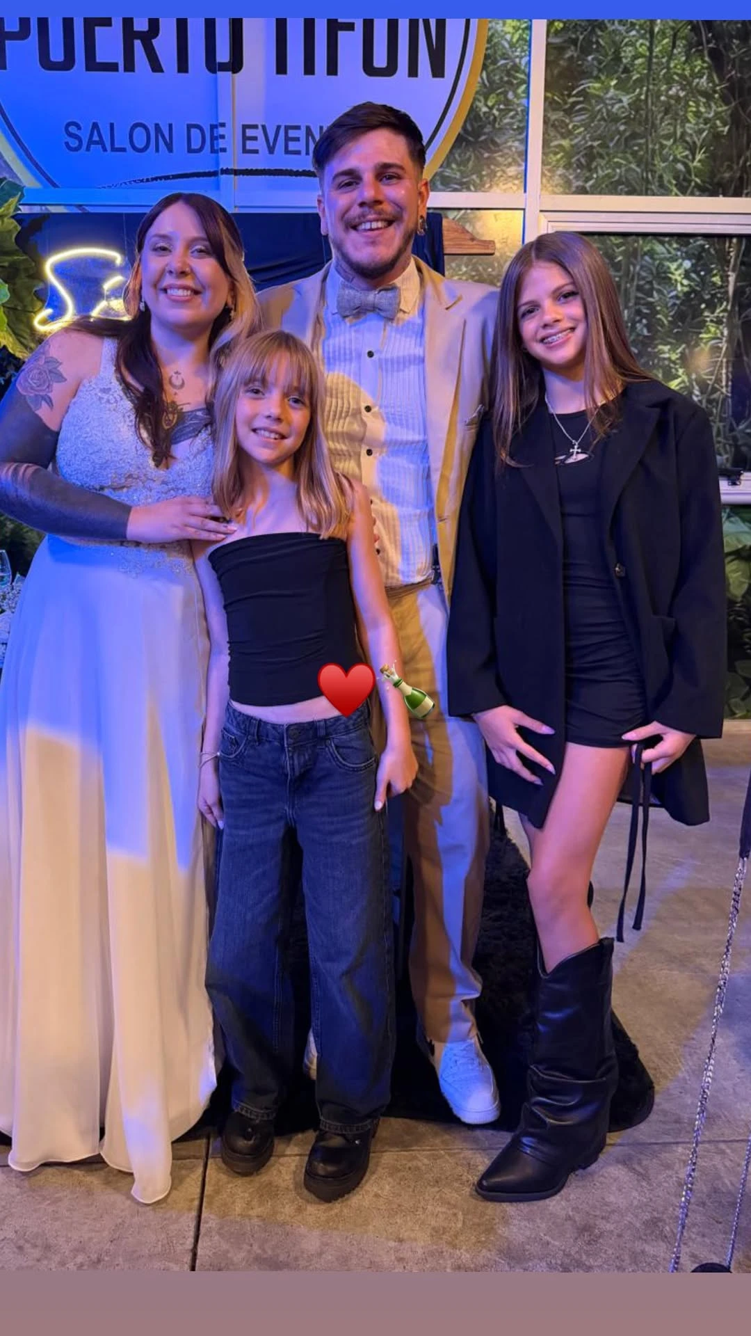 Francesca e Isabella Icardi con Guido Icardi y su esposa en la fiesta de casamiento.