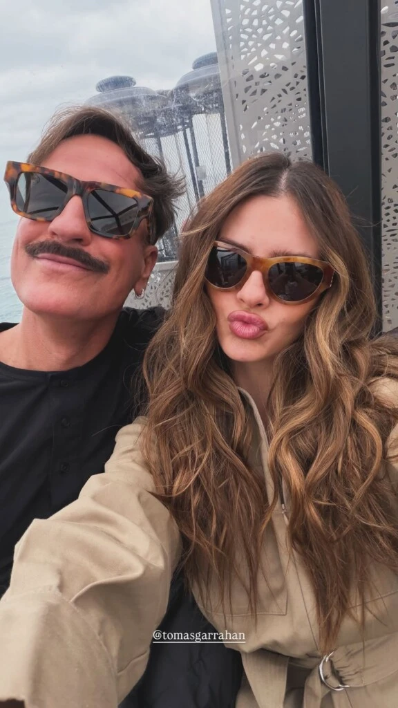 Lejos de un styling demasiado producido, la elección acompaña la idea de un look pensado para el día a día en la ciudad, versátil tanto para una caminata como para un plan más complejo.