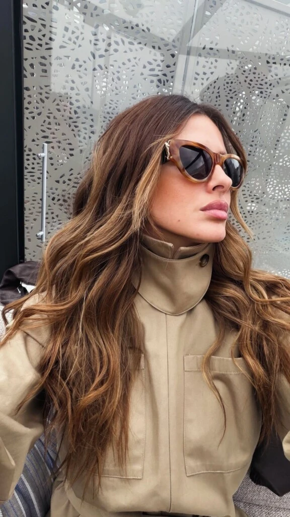 La elección de la actriz remite a la sastrería utilitaria reinterpretada con guiños contemporáneos como los bolsillos frontales amplios, que equilibran funcionalidad y estética.