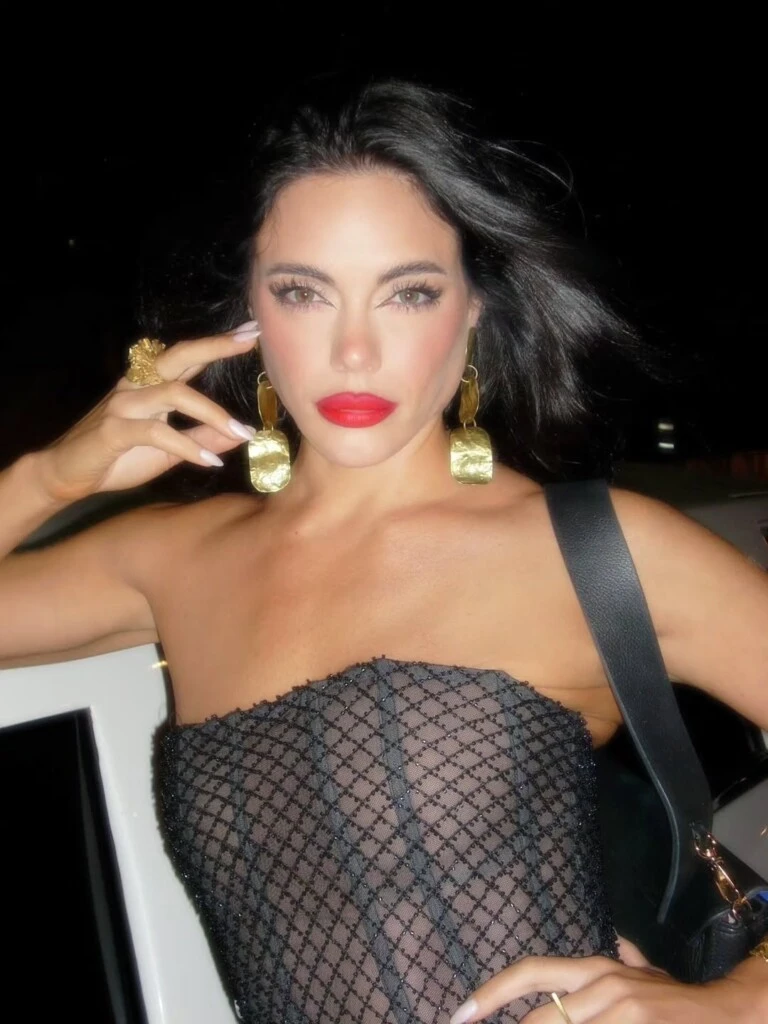 El look de Emilia Attias. Foto: IG