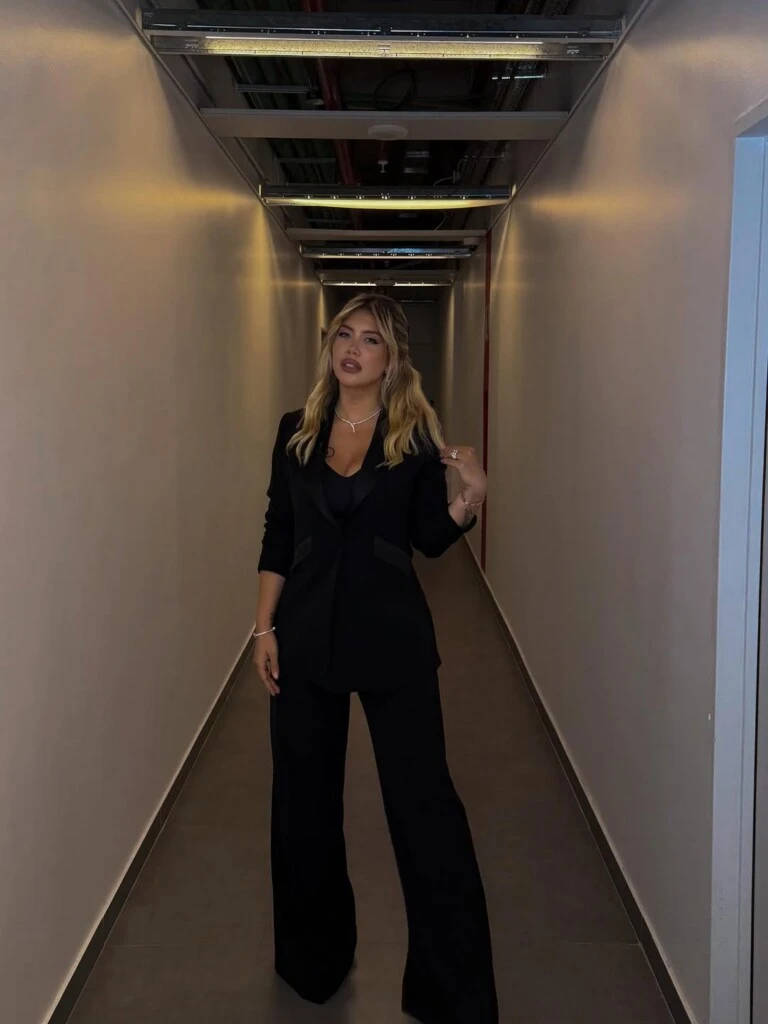 Se trata de un recurso clásico que transmite elegancia, seguridad y presencia, especialmente en contextos televisivos donde la imagen cobra protagonismo.