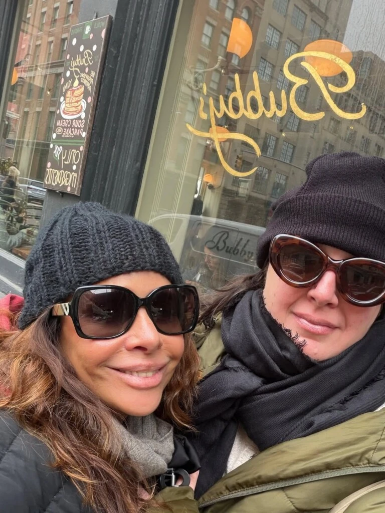 La actriz junto a una amiga. Fotos: IG. 