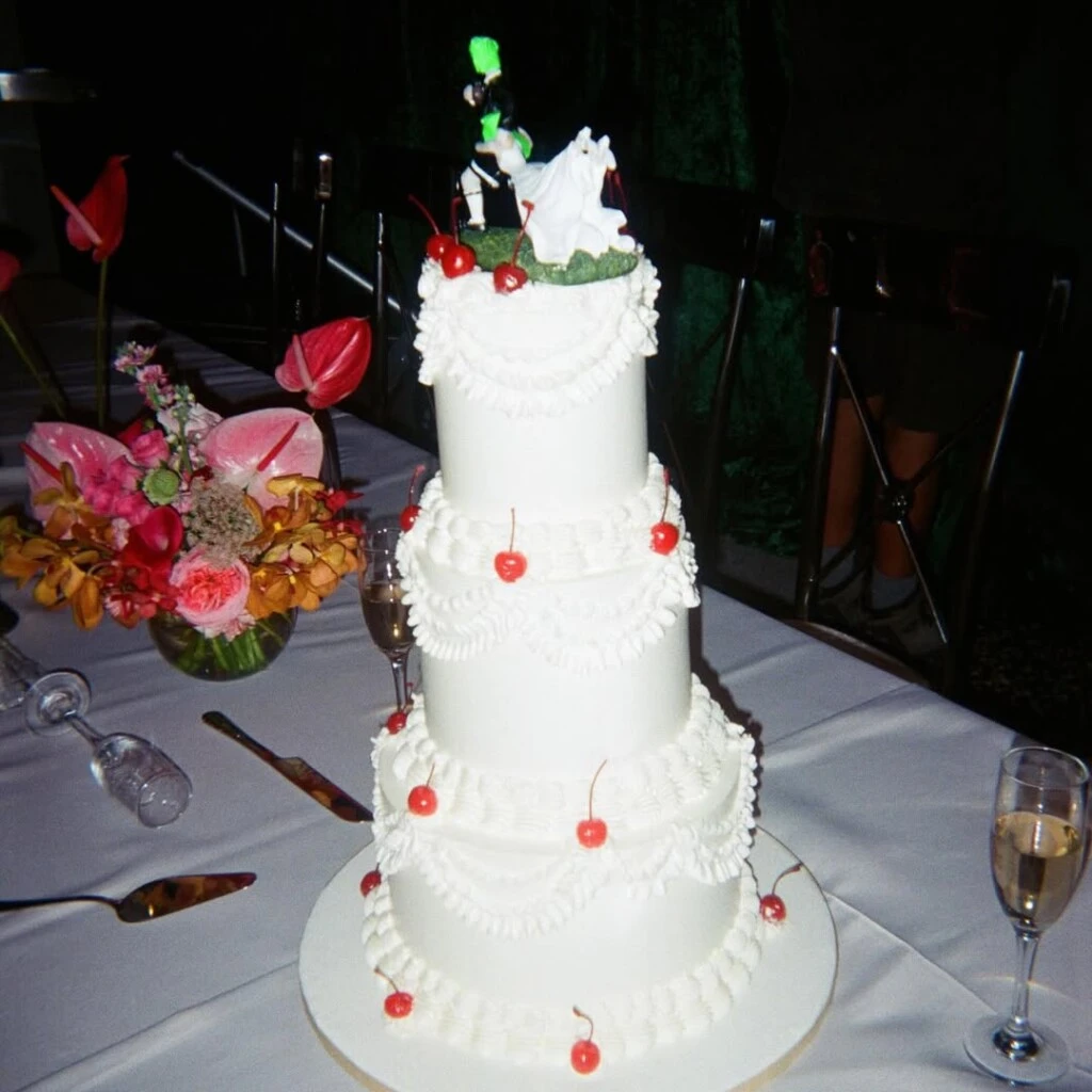 Lejos de ser un detalle más, los muñecos representan a una novia y a un futbolista, con un guiño evidente al look característico de De Paul.