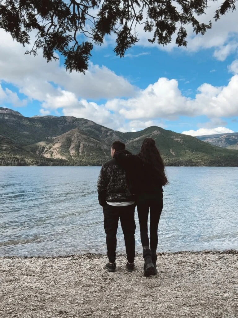 Entre paisajes imponentes y miradas cómplices, la pareja mostró cómo vive este nuevo capítulo, combinando aventura con momentos de pausa y armonía plena.