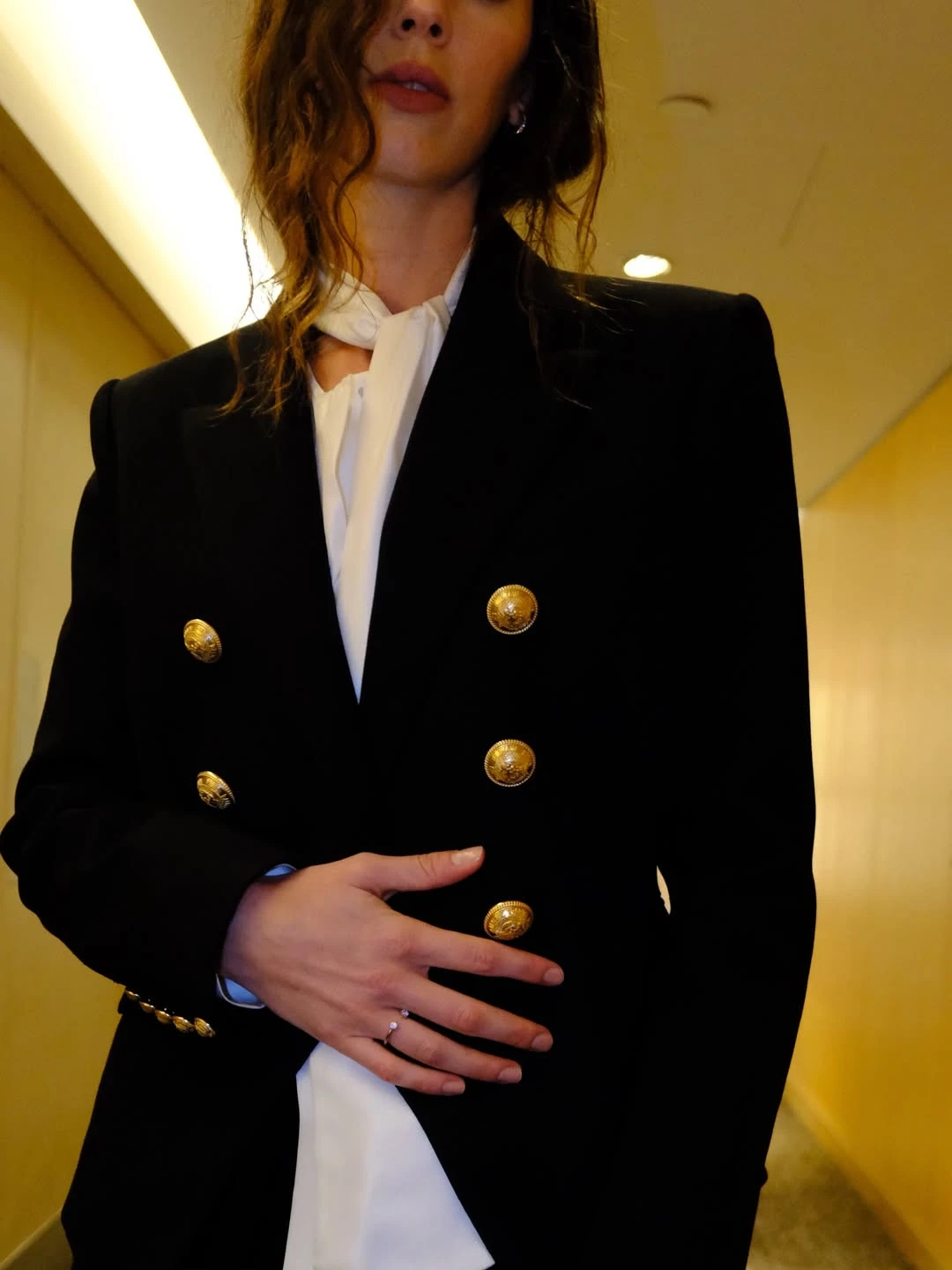 Delfi Chaves marca tendencia en el estreno de "Máxima" con un look de inspiración militar y romántica