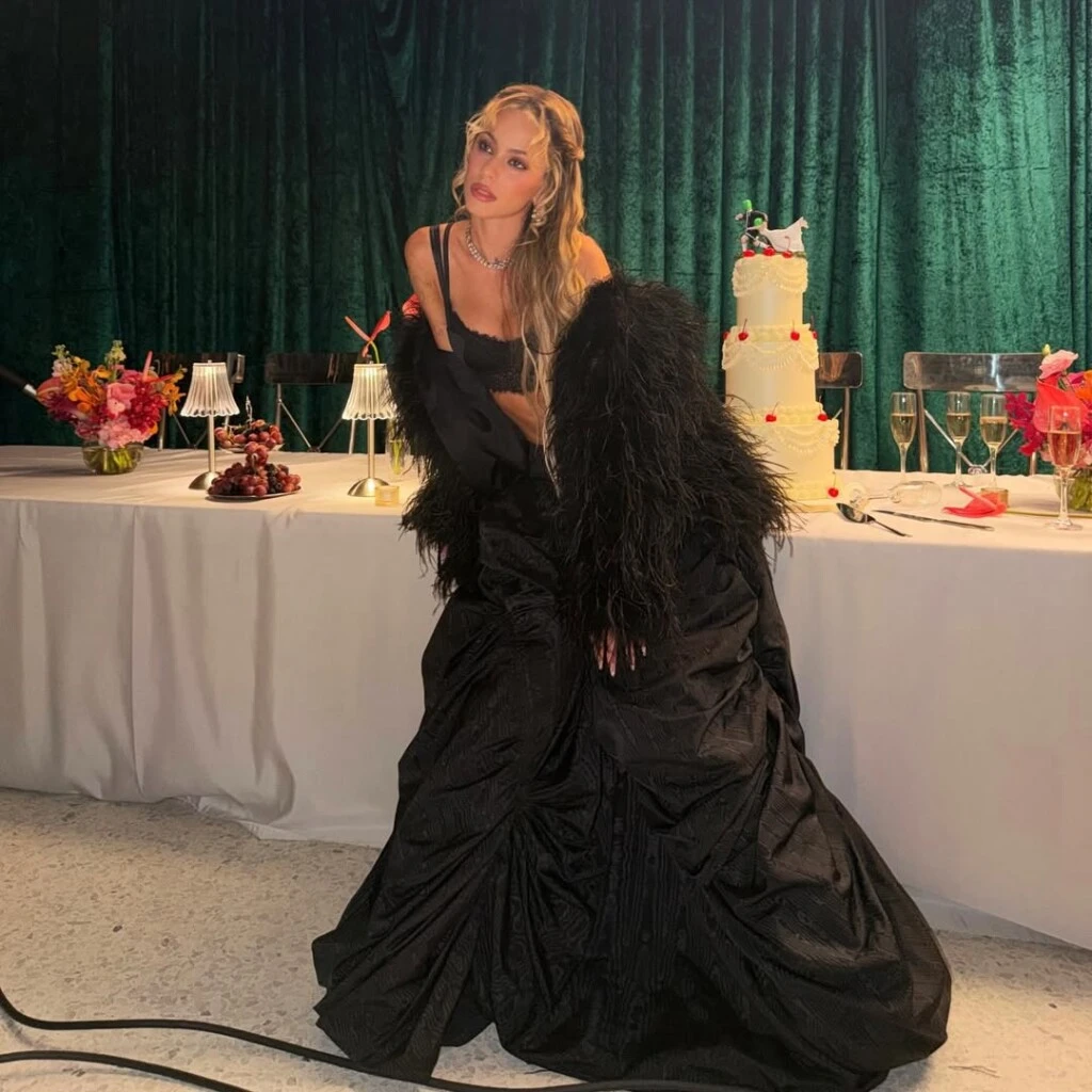 De acuerdo a la letra, la artista aborda una historia de amor prohibida atravesada por obstáculos, en la que dos personas pertenecen a mundos distintos pero eligen estar juntas pese a las adversidades.