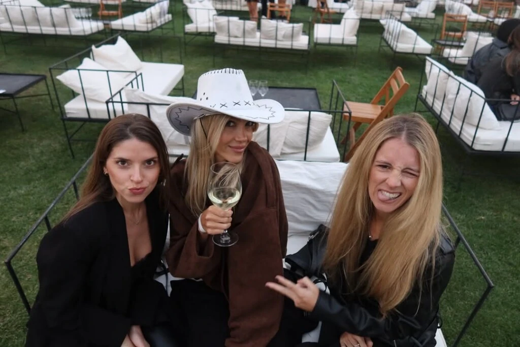 Entre las actividades destacadas, no faltó la clásica visita a viñedos, donde se las vio relajadas y sonrientes disfrutando de catas de vino en escenarios naturales imponentes.