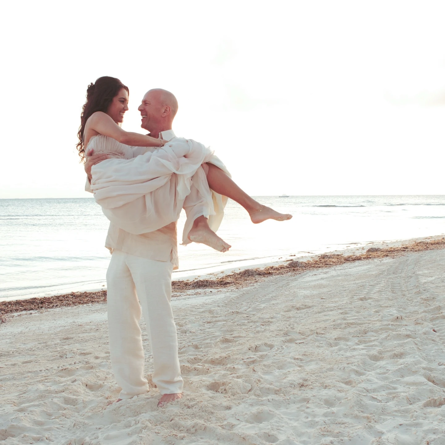 Emma Heming reveló una emotiva imagen con Bruce Willis. Fotos: IG.