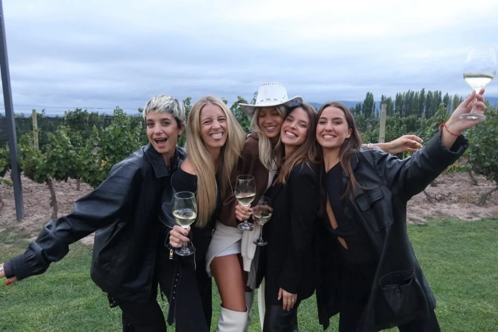 Durante el fin de semana, Cande y su círculo más cercano organizaron un itinerario dinámico para disfrutar de los paisajes, la gastronomía y las experiencias típicas de la región cuyana. 