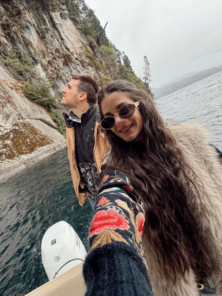 “Recorrimos en catamarán, disfrutamos de las mejores vistas, comimos una picadita, tomamos vinito y literal no podemos pedir más!!!”, escribió, acompañando imágenes de degustaciones y vistas panorámicas.