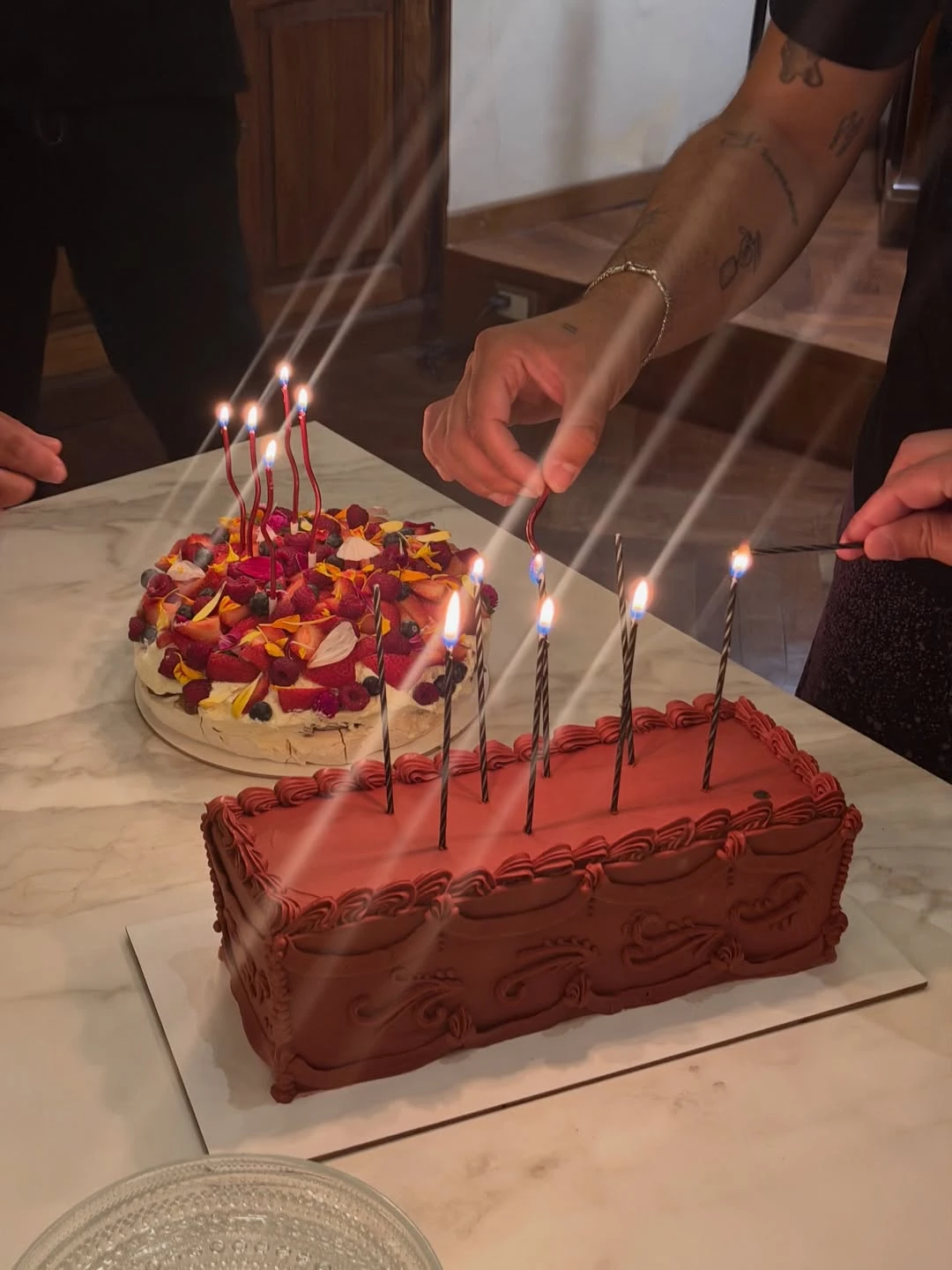 Tini celebró con varias tortas, entre ellas una frutal y otra de chocolate.